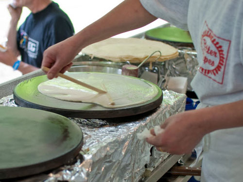 en medarbejder igang med at lave en pandekage hos Better Crepe